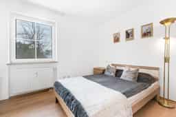 2-Zimmer-Wohnung mit Ostbalkon & Tiefgarage – ruhig wohnen mit Weitblick! - Thumbnail 1