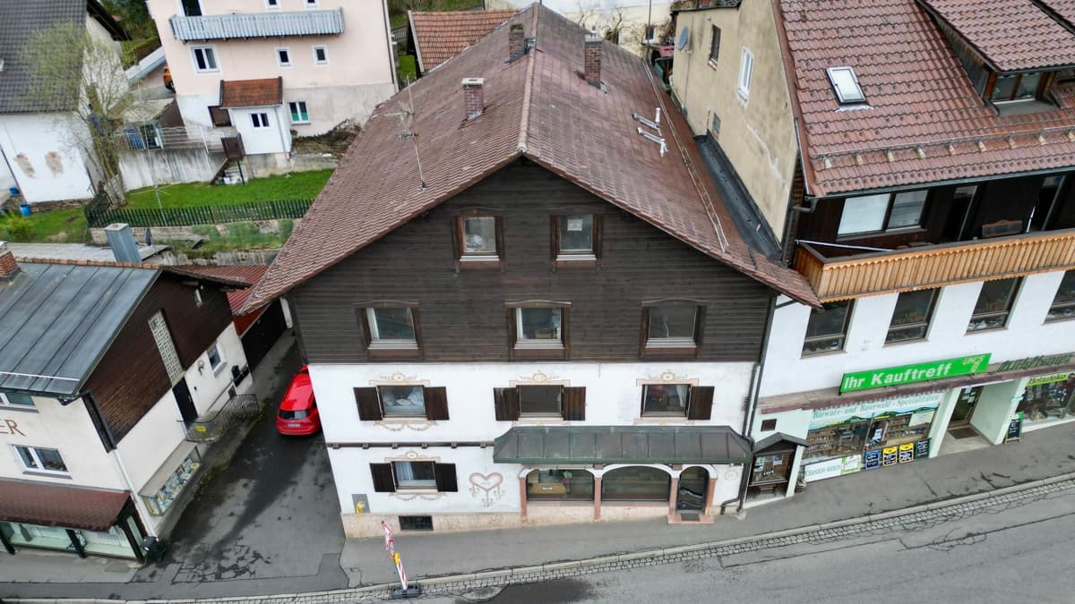 Wohn-/Geschäftshaus in Lam mit viel Potenzial!
