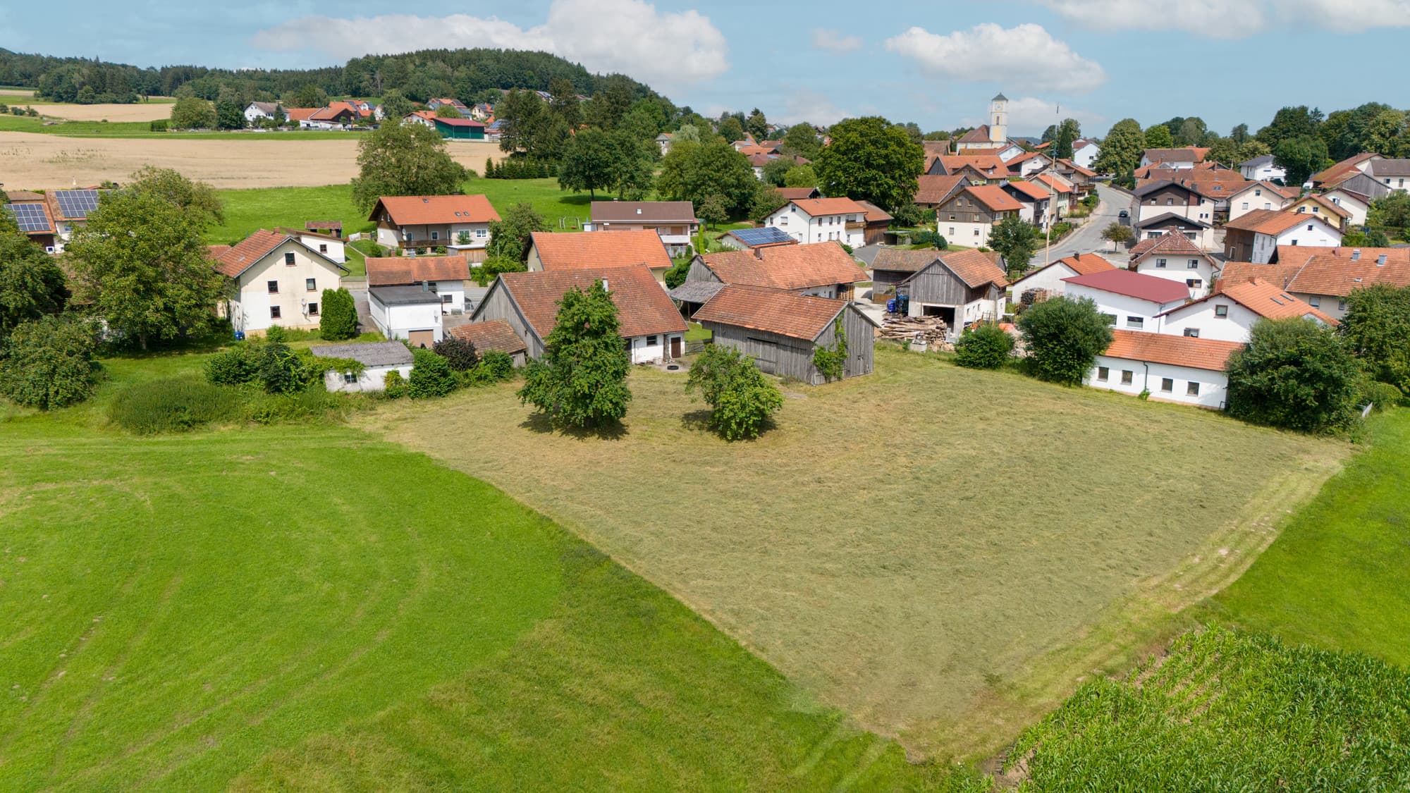 Hofstelle mit Haus - Scheune und Stall in Ränkam!